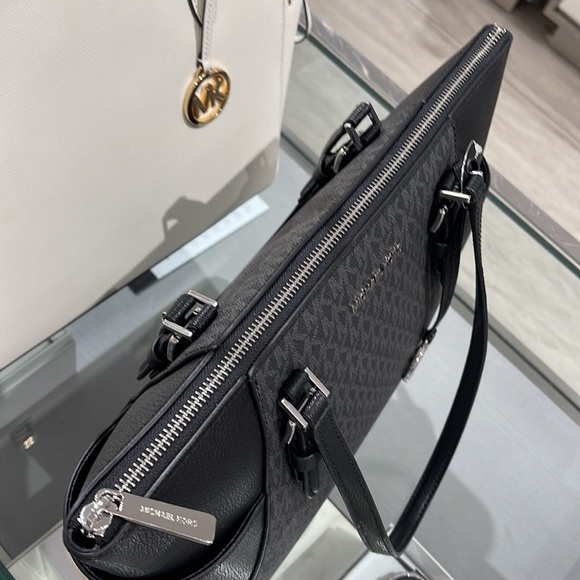 MICHAEL KORS CHARLOTTE LARGE TOP ZIP Tote bag   
Black Signature - Picture 10 of 16